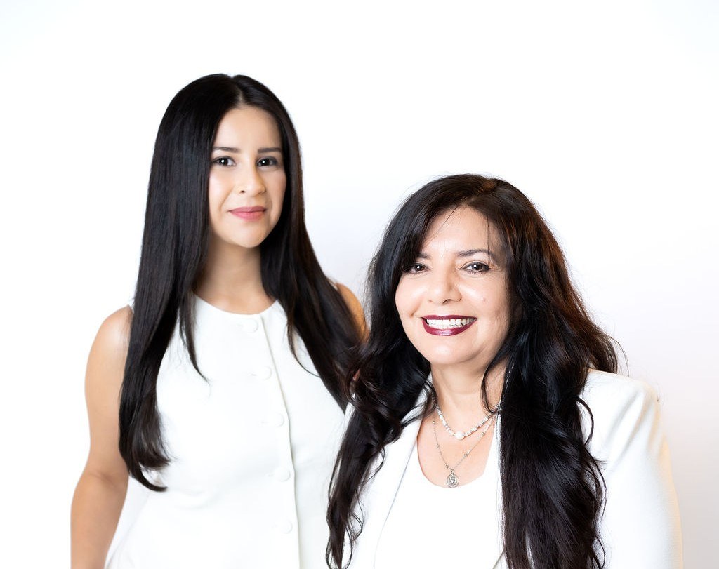 Melissa Cazares y Angie Almaras, brokers de bienes raíces con Skyline Properties, Inc.